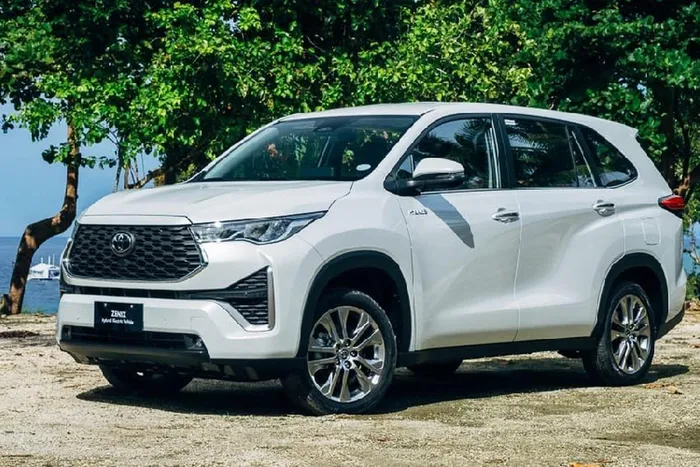 Đầu xe nổi bật với lưới tản nhiệt hình lục giác