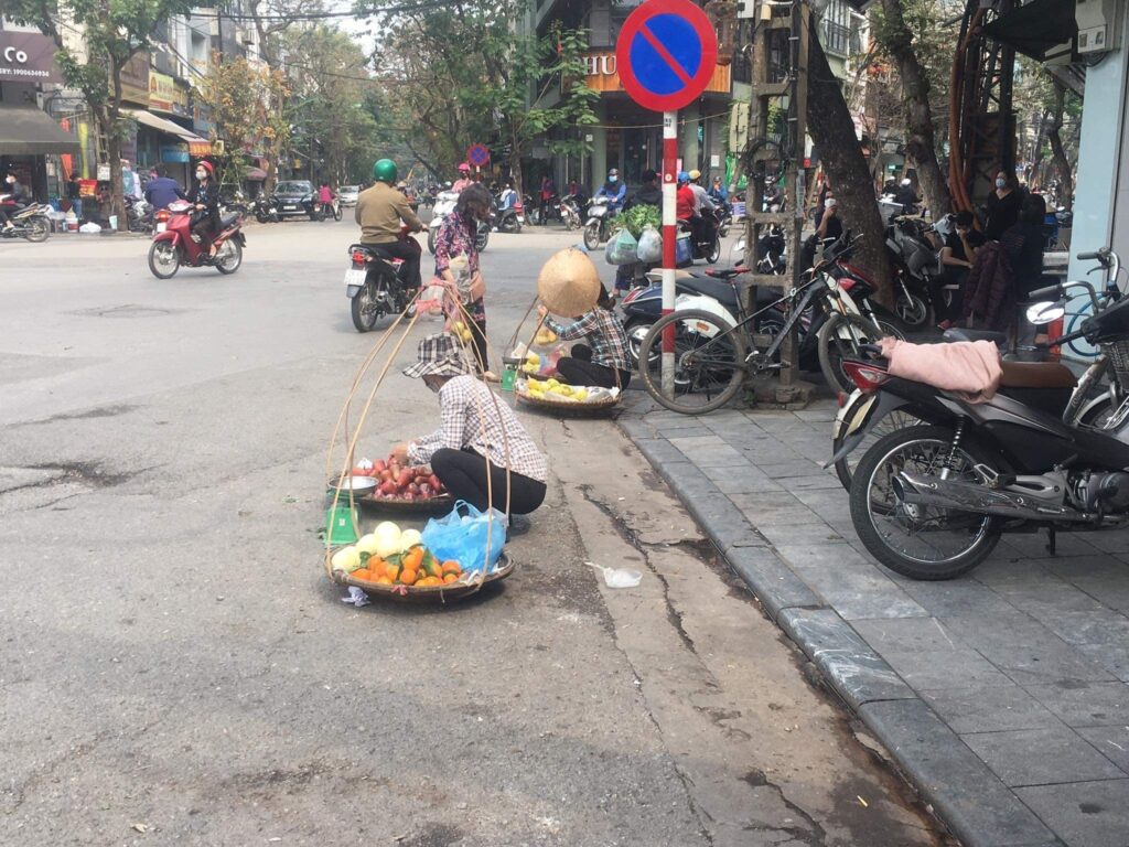 Người dân chiếm dụng vỉa hè và mặt đường 