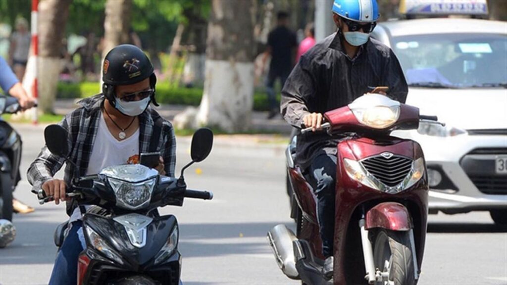  phạt lỗi sử dụng điện thoại đối với người đi xe gắn máy