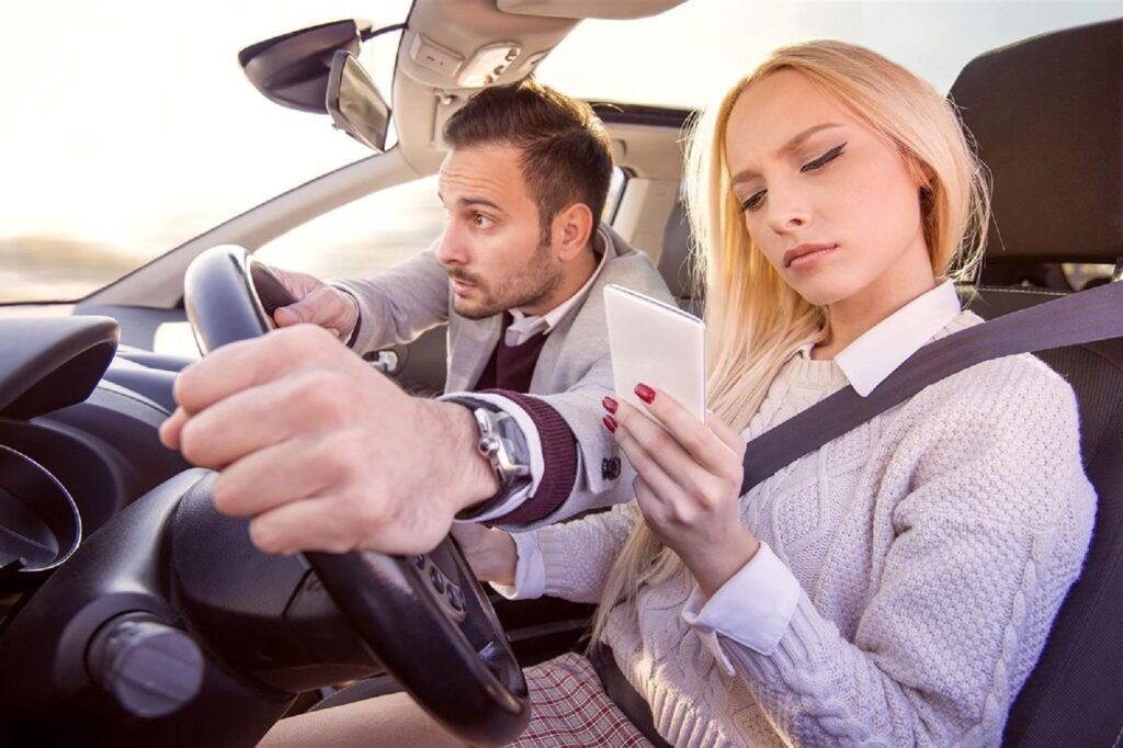 Lưu ý tập trung khi lái xe ô tô