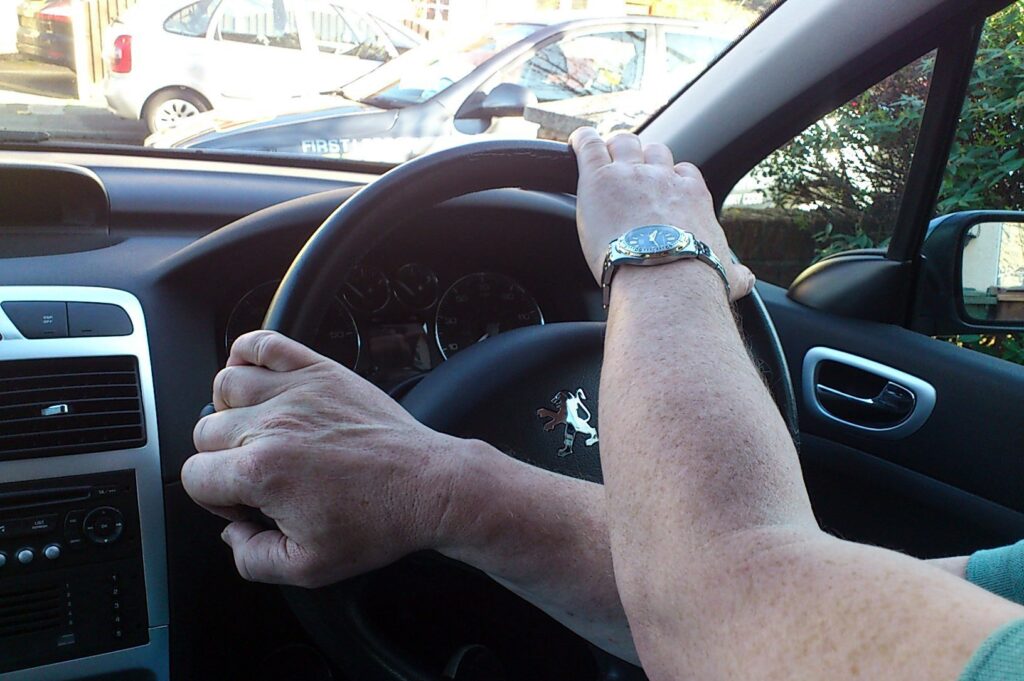 Kỹ thuật đánh lái xe ô tô kiểu bắt chéo tay