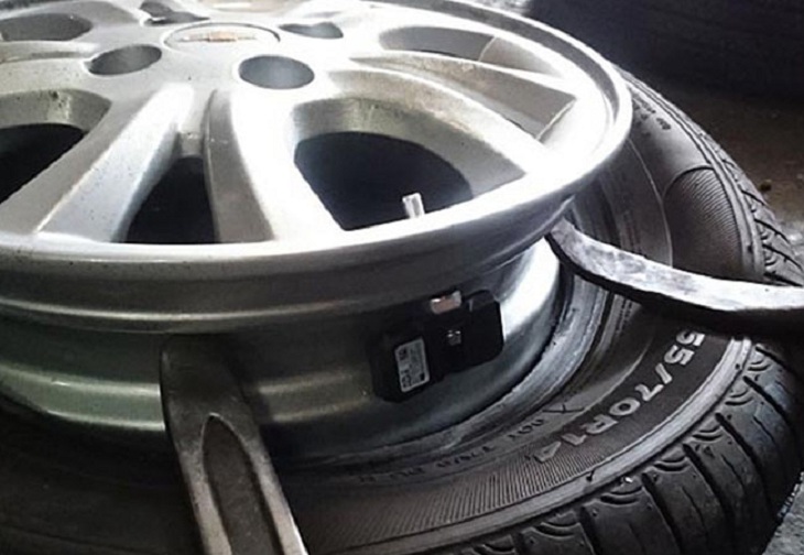 Cách lắp cảm biến áp suất lốp van trong