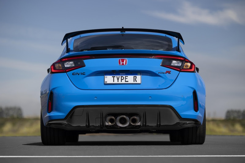 Xe được trang bị 3 cụm ống xả