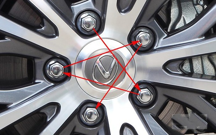 Tháo đai ốc bánh xe theo hình ngôi sao