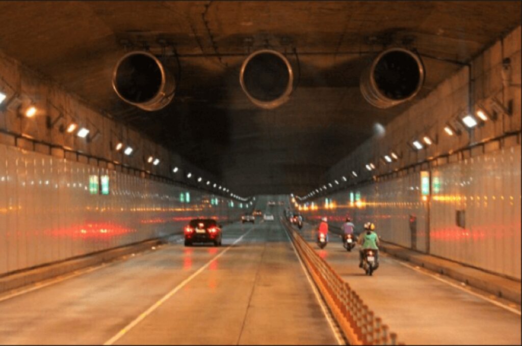 Di chuyển trong hầm giao thông đường bộ