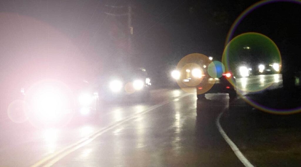 Đèn xe ngược chiều gây chói mắt