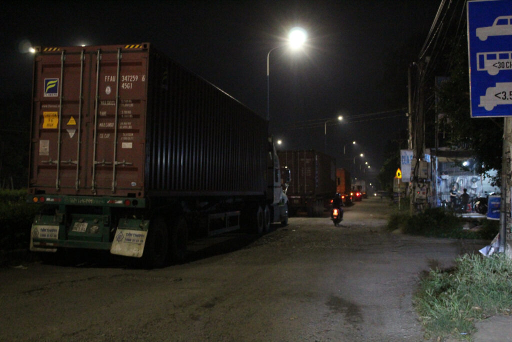 Đỗ xe bên đường không có đèn báo