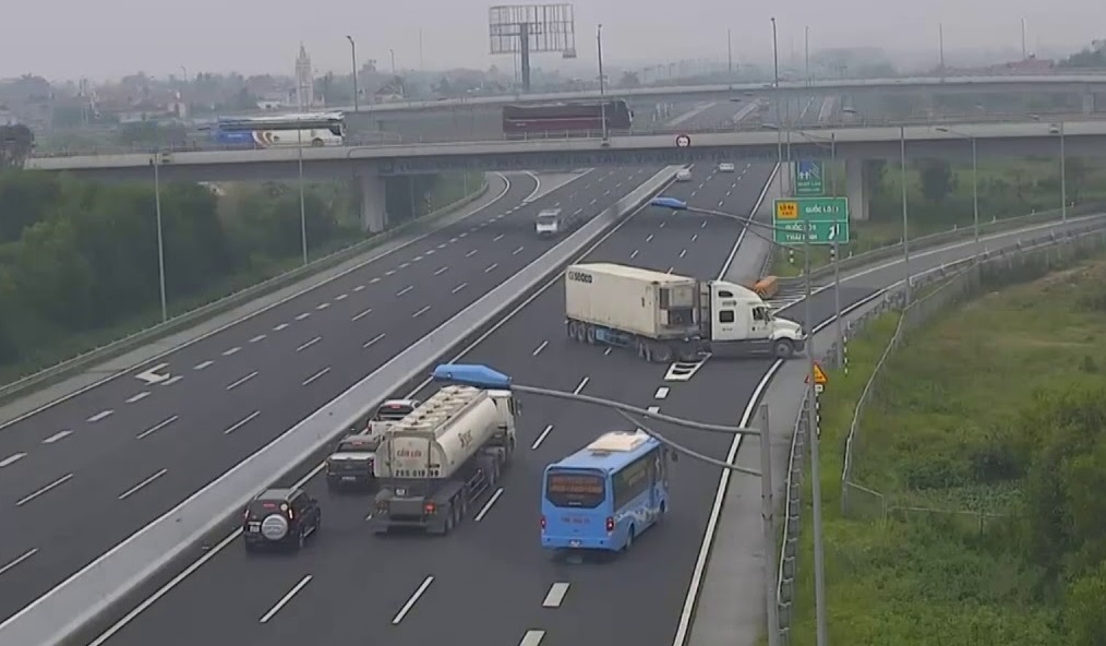 Không đột ngột quay đầu xe trên cao tốc