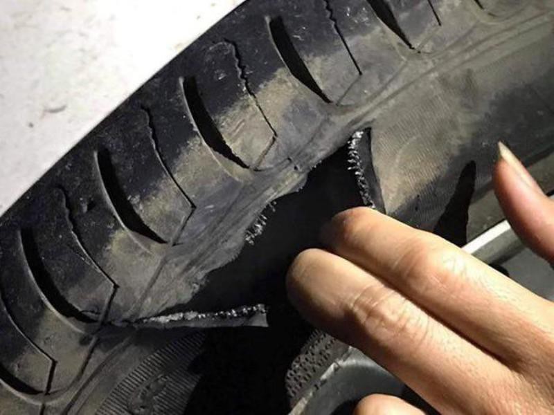 Xe đâm phải vật sắc nhọn