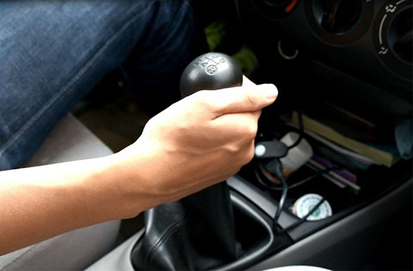 Tránh gác chân lên bàn đạp côn