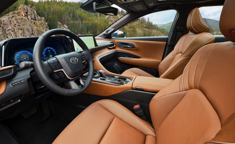 Khoang nội thất của chiếc Crown Signia